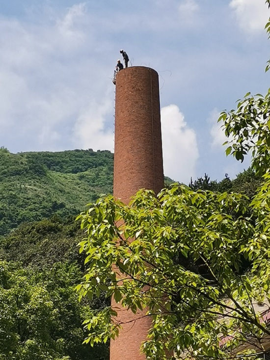 青島煙囪拆除公司:專業(yè)與安全并重的卓越之道